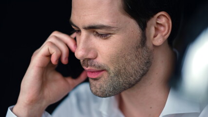 Obraz premium Businessman talking on smartphone. Smiling employee using cellphone