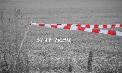 Absperrband mit Hinweis, stay home