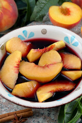 dessert con pesche e vino rosso