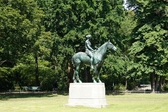 Statue der Amazone zu Pferde auf dem Floraplatz im Großen Tiergarten Berlin