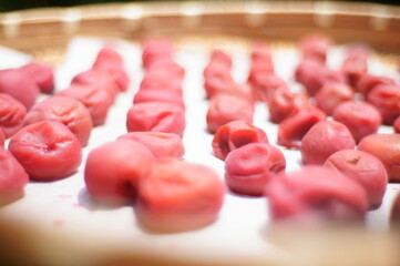 かごに並べた美味しそうな梅干し