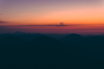 Obraz premium Sunset in the middle of the mountain.