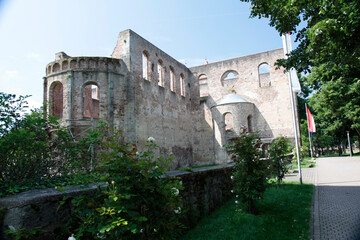 Fototapeta premium Ruinen der Stiftskirche in Bad Hersfeld. Hier finden jaehrlich Festspiele statt, die europaweit bekannt sind. Bad Hersfeld, Hessen, Deutschland, Europa