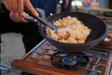 キャンプでチャーハンづくり。フライパンとガスバーナー。