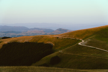 Obraz premium Sunset in the middle of the mountain.