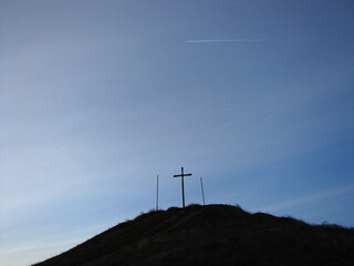 Drewniany krzyż na górze na tle nieba przy Zaporoskiej Siczy, Zaporoże, Ukraina