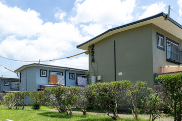 外壁塗装工事を終えて、カラフルに生まれ変わった1960年代の古い団地　千葉県船橋市　日本