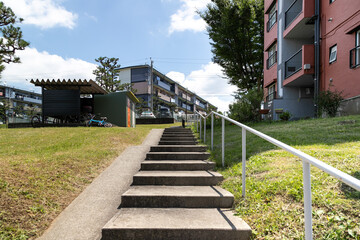 外壁塗装工事を終えて、カラフルに生まれ変わった1960年代の古い団地　千葉県船橋市　日本