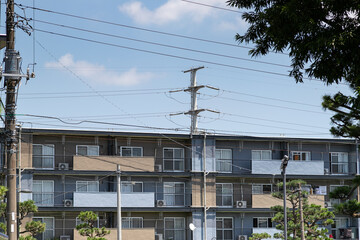 外壁塗装工事を終えて、カラフルに生まれ変わった1960年代の古い団地　千葉県船橋市　日本