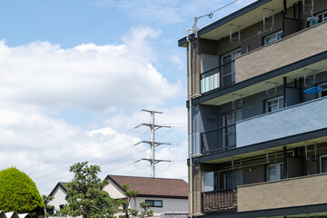 外壁塗装工事を終えて、カラフルに生まれ変わった1960年代の古い団地　千葉県船橋市　日本