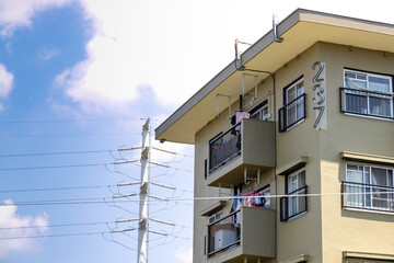 外壁塗装工事を終えて、カラフルに生まれ変わった1960年代の古い団地　千葉県船橋市　日本