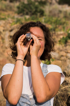 Female vigneron with optical device