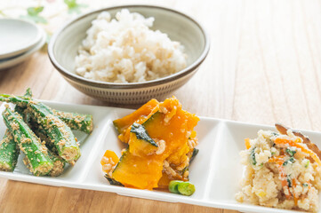 和食のおかずともち麦ごはん