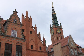 Gdańsk (Polska) - wieża XV-wiecznego gotyckiego Ratusza Głównego Miasta Gdańska widziany wśród zabytkowych kamienic Starego Miasta. - obrazy, fototapety, plakaty