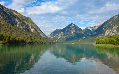 Obraz na płótnie Canvas mountain lake in the mountains