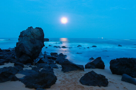 Luna Sobre Playa De Acajutla , El Salvador 