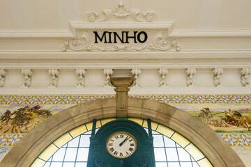 Obraz premium country scenes on the ceiling and walls of Sao Bento train station in Porto