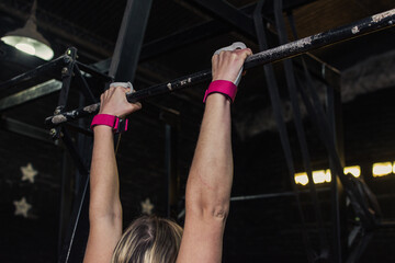 Fototapeta na wymiar mujer atleta realizando ejercicios de calistenia en el gimnasio
