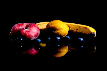 Owoce na czarnym tle - cytryna, brzoskwinia, borówka, banan	
 - obrazy, fototapety, plakaty