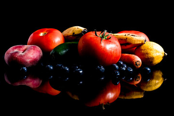 Zestaw owoców i warzyw na czarnym tle - pomidor, borówka, marchewka, banan, brzoskwinia, ogórek, cytryna	
 - obrazy, fototapety, plakaty