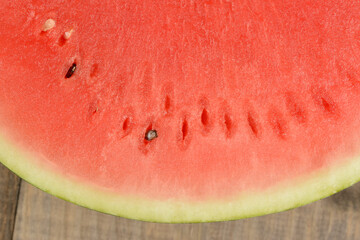 Sandía rayada abierta en la mesa