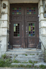 Stare drzwi wejściowe do kamienicy, ulica Górnośląska, Warszawa - obrazy, fototapety, plakaty