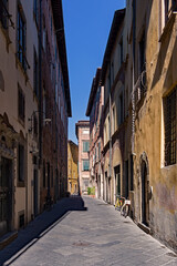 Fototapeta na wymiar Einsame Straße in der Altstadt von Lucca in der Toskana, Italien 