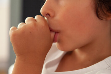 enfant qui suce son pouce