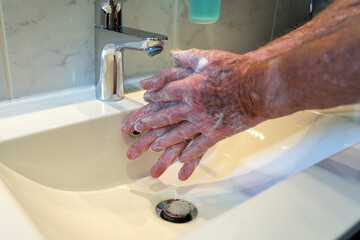Großvater Hände waschen Senior alter Mann Hygiene Corona ältere Menschen
