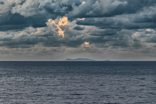 L'isola di Ustica vista da Palermo