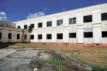 Fototapeta na wymiar old abandoned hospital building