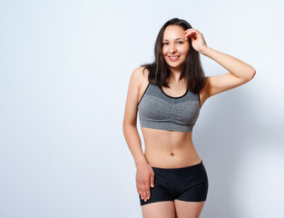 Fototapeta premium szczupła kobieta fitness na białym tle