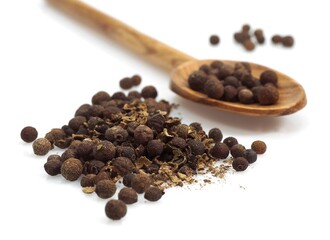 JAMAICA PEPPER AGAINST WHITE BACKGROUND