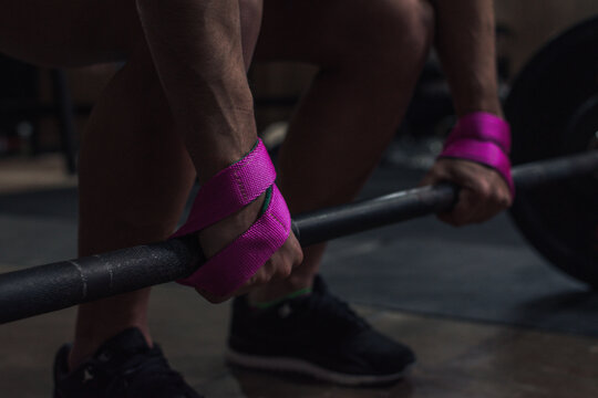 mujer atleta levantando barra con discos en el gimnasio