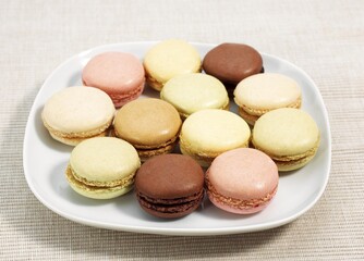 MACAROONS IN A PLATE