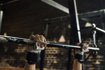 manos de atleta usando correctamente las calleras de entrenamiento 