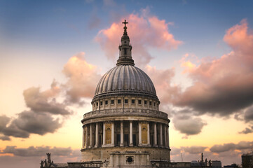 Fototapeta na wymiar Dusk over St. Paul's Cathedral in Central London, UK.