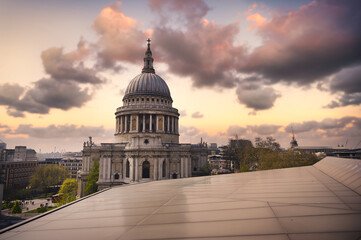 Obraz premium Dusk over St. Paul's Cathedral in Central London, UK.