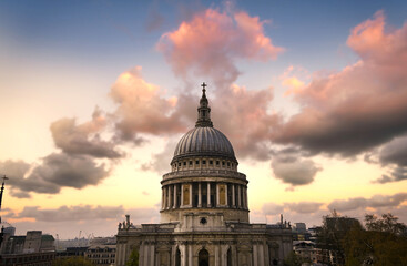 Fototapeta na wymiar Dusk over St. Paul's Cathedral in Central London, UK.