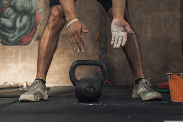 joven en el gimnasio entrenando con pesa rusa