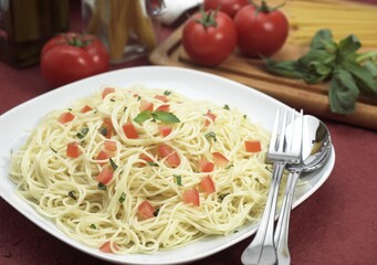 Spaghetti Pasta with Tomato and Basil