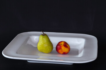 Obstschale mit Birne und Nektarine