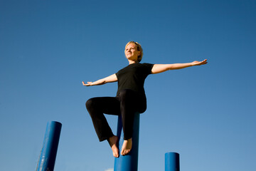Frau macht Yoga-Übung - Balance