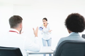 Obraz premium Business colleagues arguing during team meeting at office