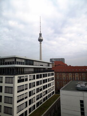 Modernes Bürogebäude mit Jalousien als Sonnenschutz mit dem Fernsehturm am Alexanderplatz im...