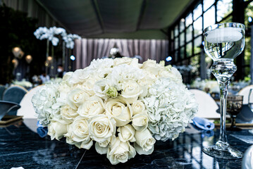 Hermosa decoración en interior con bouquets de rosas. Eventos sociales de gama alta en México