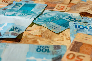 C&eacute;dulas de cem e cinquenta reais