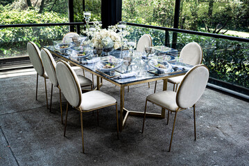 Hermosa decoración en interior con bouquets de rosas. Eventos sociales de gama alta en México