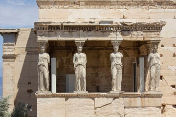 Obraz premium Architecturalclose-up of the Athens' Acropolis caryatids