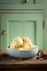 Caramel and pecan ice cream with pastel colors